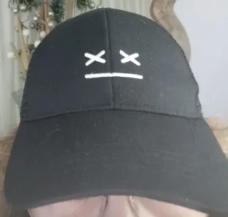 Gorra negra con diseño de cara
