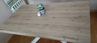 Mesa de comedor de madera y metal