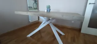 Mesa de comedor de madera y metal