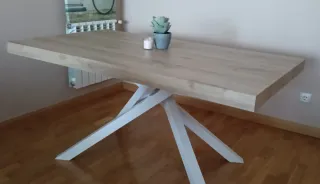 Mesa de comedor de madera y metal