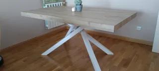 Mesa de comedor de madera y metal