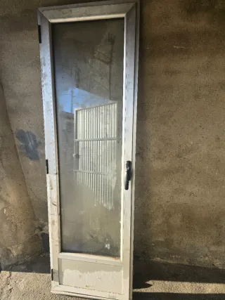 Puertas de aluminio con cristal.