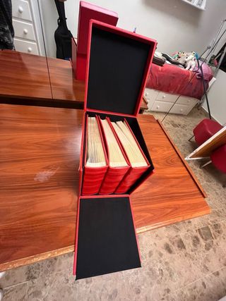 Estuche con 3 álbumes de fotos en polipiel roja