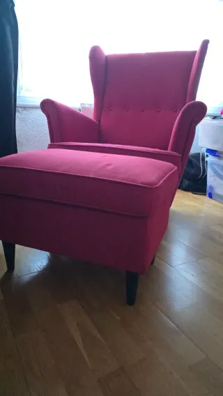 Sillón orejero IKEA rojo + reposapiés