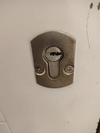 Mirilla, pomo, cerrojo y cerradura