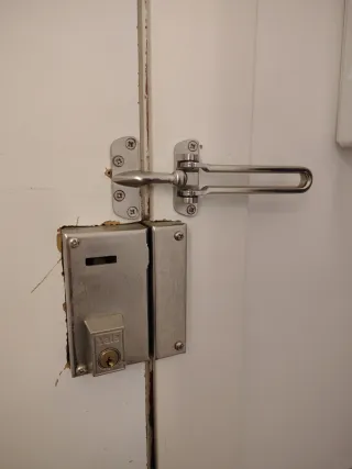 Mirilla, pomo, cerrojo y cerradura