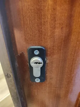 Mirilla, pomo, cerrojo y cerradura