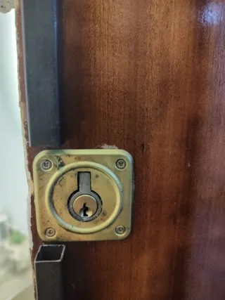 Mirilla, pomo, cerrojo y cerradura