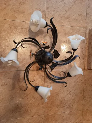 Lámpara de techo floral metal y cristal.