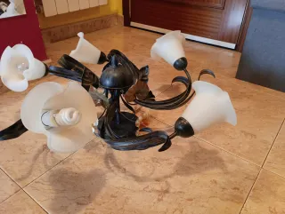 Lámpara de techo floral metal y cristal.