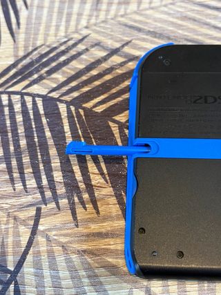 Nintendo 2DS Negra con Pokémon Y