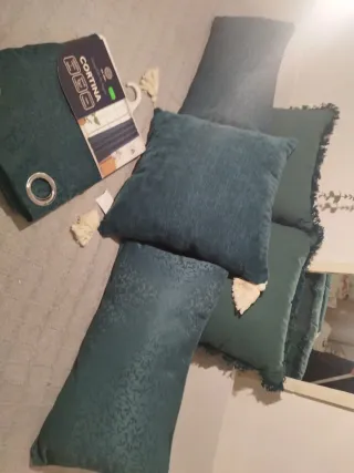 Cortina y cojines decorativos