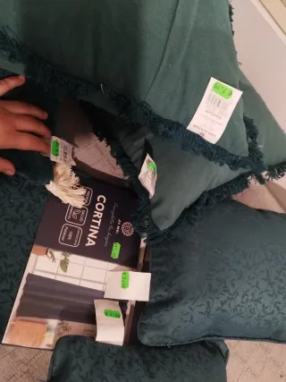 Cortina y cojines decorativos