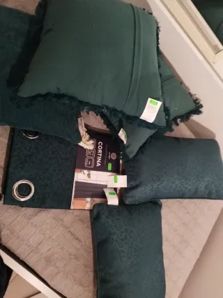 Cortina y cojines decorativos