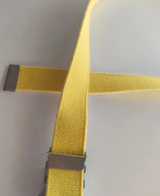 Cinturón amarillo con flores