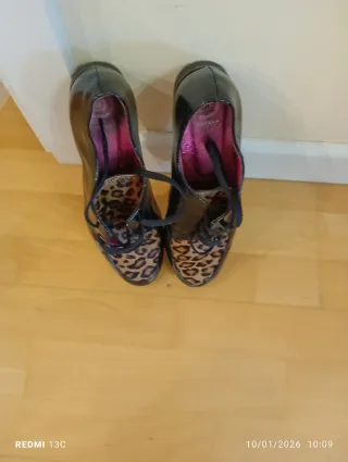 Zapatos de tacón negros y leopardo