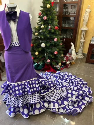 Bata de cola flamenca morada y blanca