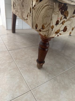 Sillón tapizado terciopelo beige y marrón