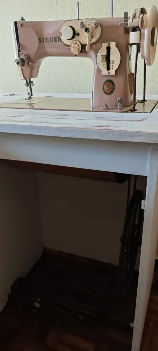 Máquina de coser Singer con armario