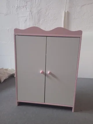 Armario para muñecas de madera