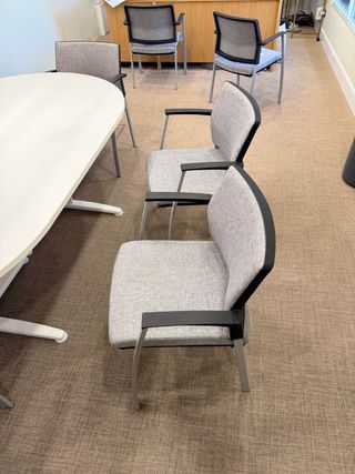 Sillas de oficina grises y negras 8 unidades