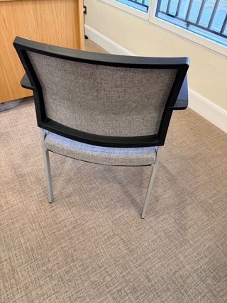 Sillas de oficina grises y negras 8 unidades