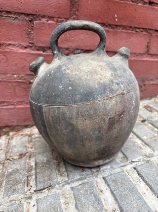Botijo antiguo negro