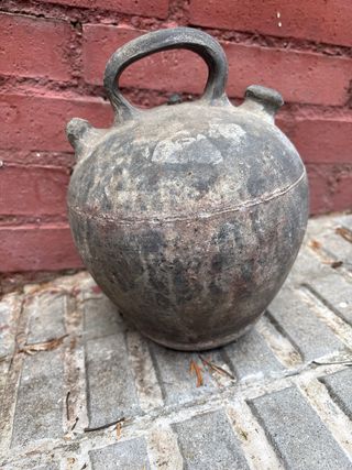 Botijo antiguo negro