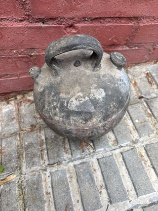 Botijo antiguo negro