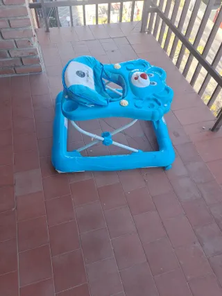 Andador para bebé azul con diseño de oso
