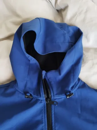 Cazadora Softshell Azul con Capucha