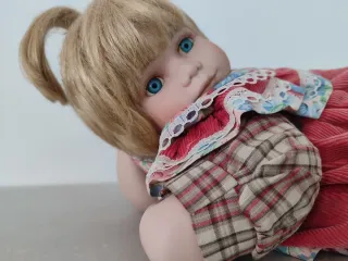 Muñeca porcelana vintage rubia ojos azules