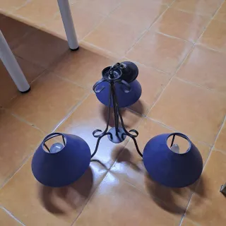 Lámpara de forja azul y negra