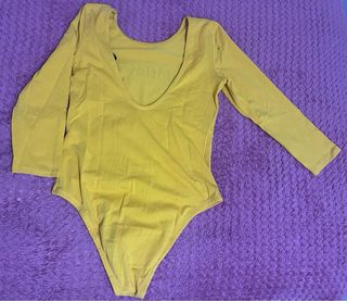Body amarillo manga larga