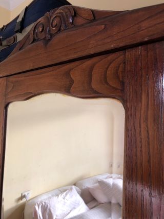 Armario vintage castaño con espejo