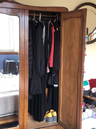 Armario vintage castaño con espejo