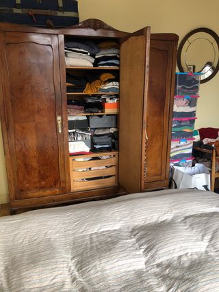 Armario vintage castaño con espejo