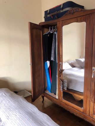 Armario vintage castaño con espejo