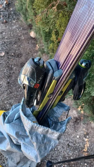 Esquís Salomon con fijaciones y bastones.