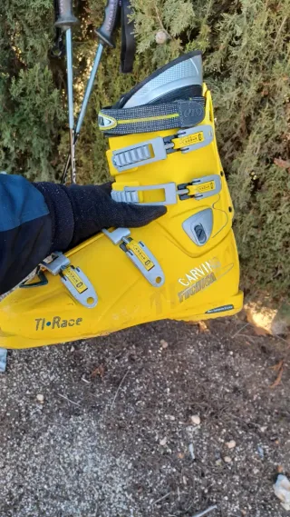 Esquís Salomon con fijaciones y bastones.