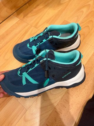 Pantalones y zapatillas senderismo niña