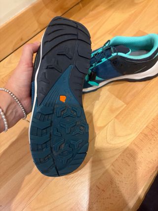 Pantalones y zapatillas senderismo niña