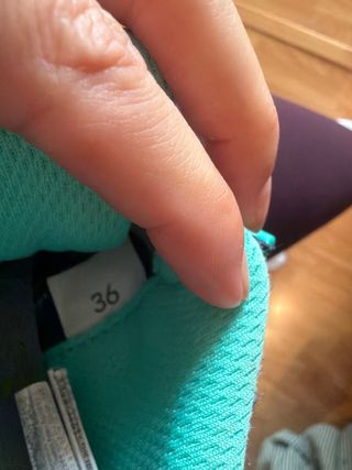 Pantalones y zapatillas senderismo niña