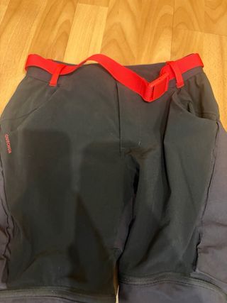 Pantalones y zapatillas senderismo niña