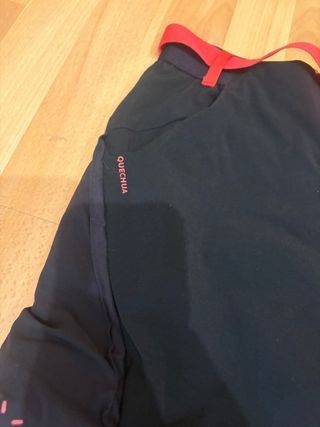 Pantalones y zapatillas senderismo niña