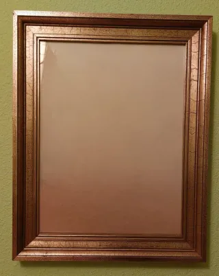 Marco de metal y madera dorado