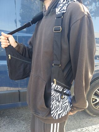 Pistolera con capucha y bolsillos