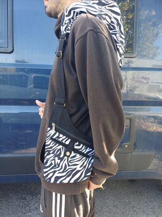 Pistolera con capucha y bolsillos