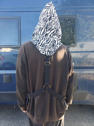 Pistolera con capucha y bolsillos