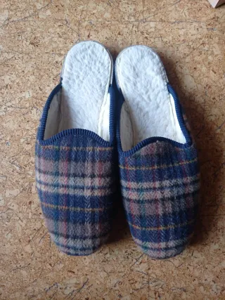 Pantuflas, zapatillas de cuadros para casa.